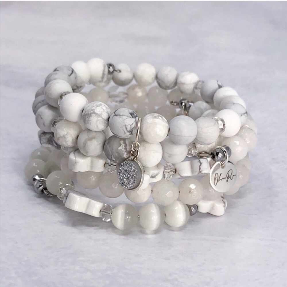 Howlite & Clover Wrap Bracelet